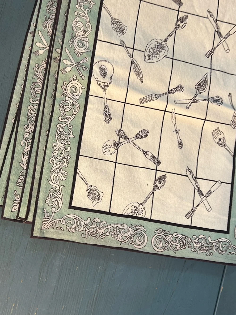 Pier 1 Mint Green and White Decorative Kitchen Placemats 13 x 19” - Set of 6 NOS